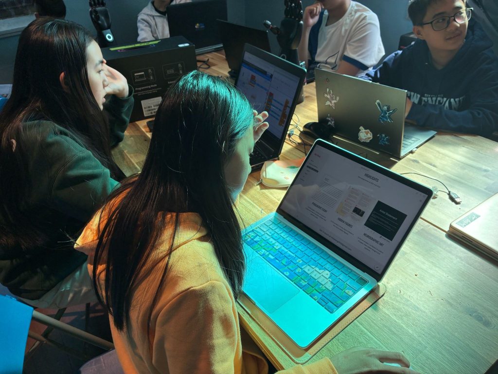 Programming the robotic hand with mBlock